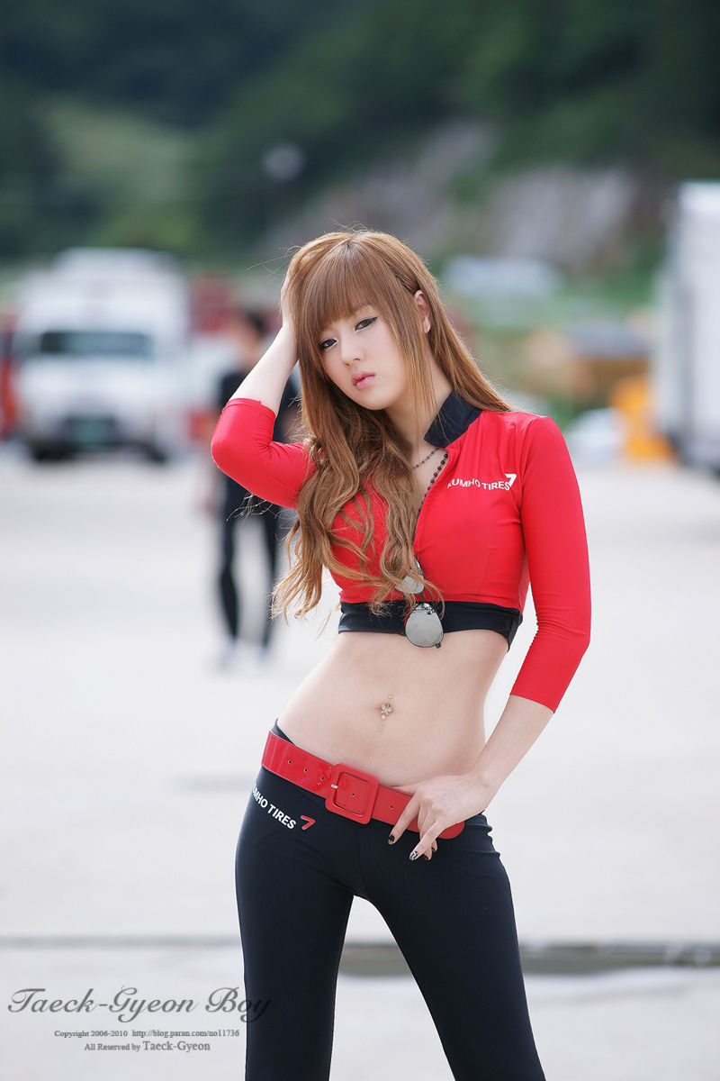 韩国模特黄美姬，红衣赛车显性感身材图片