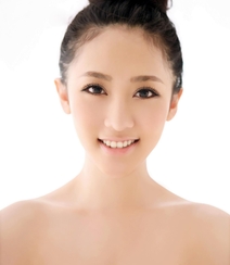 田子琳演绎黑与白的纯美经典写真组图5