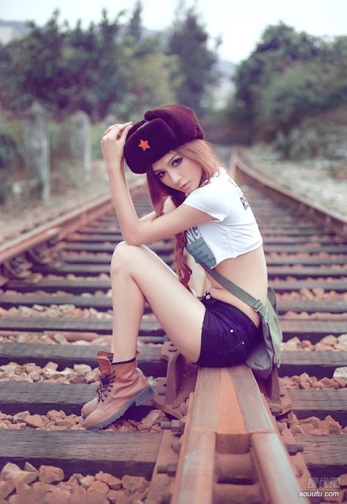 铁路女孩唯美意境图片