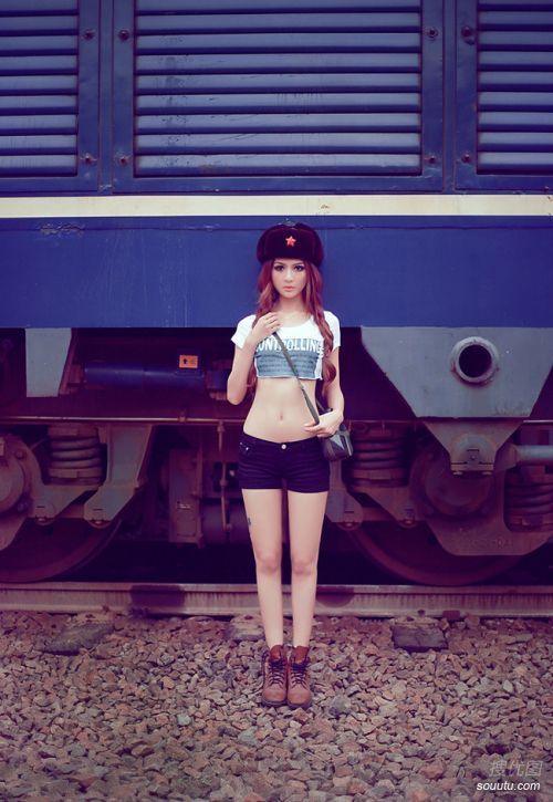 铁路女孩唯美意境图片