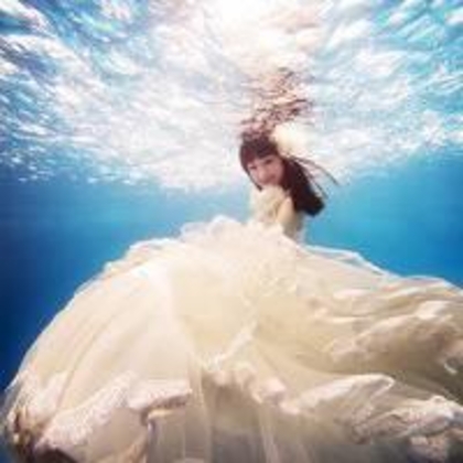 掉入爱情海 穿婚纱的女生海底风景唯美QQ头像