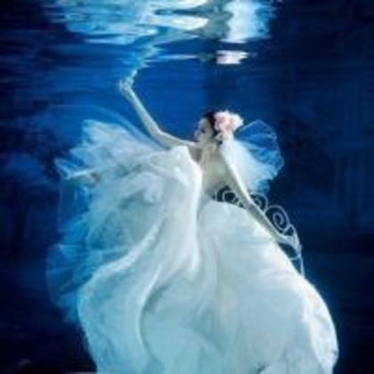 掉入爱情海 穿婚纱的女生海底风景唯美QQ头像