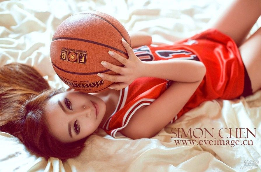 篮球宝贝“雪儿”床上展示篮球的魅力图片