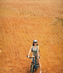 骑行天下 性感内衣妹子骑着单车户外美拍照片组图6