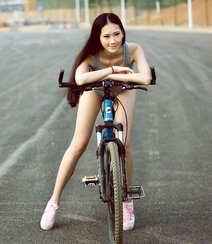 骑行天下 性感内衣妹子骑着单车户外美拍照片组图7