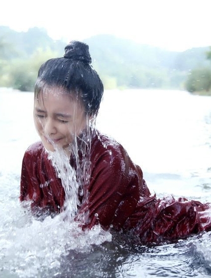 电视剧《美人制造》袁姗姗落水湿身高清剧照