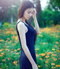 长发及腰美女花间写真-花美人更美组图1