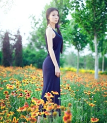 长发及腰美女花间写真-花美人更美组图2