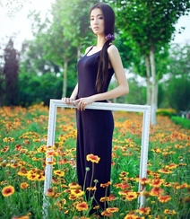 长发及腰美女花间写真-花美人更美组图12