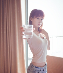 娇小露背美女模特牛仔短裤唯美写真组图11