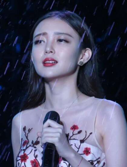 雨中精灵-美女歌手汪小敏<民歌节>暴雨中献唱