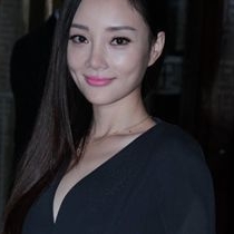 辣妈李小璐出席活动图片-时尚低胸穿着性感迷人