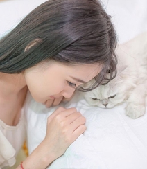 闺房中的清纯美少女和猫 唯美高清图片17p组图12