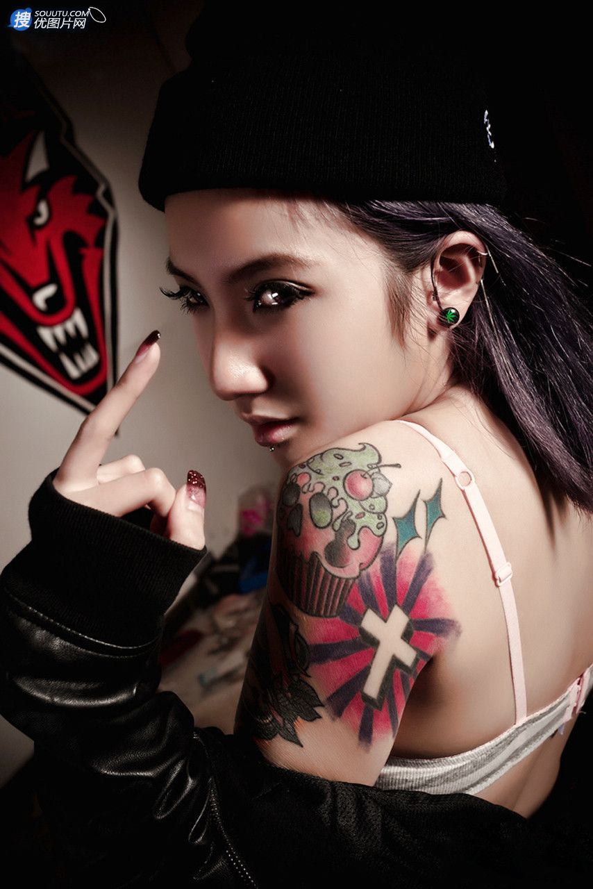 霸气彩色手臂纹身女孩的“拉拉”爱情性感高清写真图片