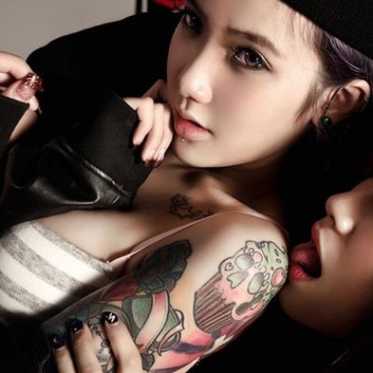 霸气彩色手臂纹身女孩的“拉拉”爱情性感高清写真