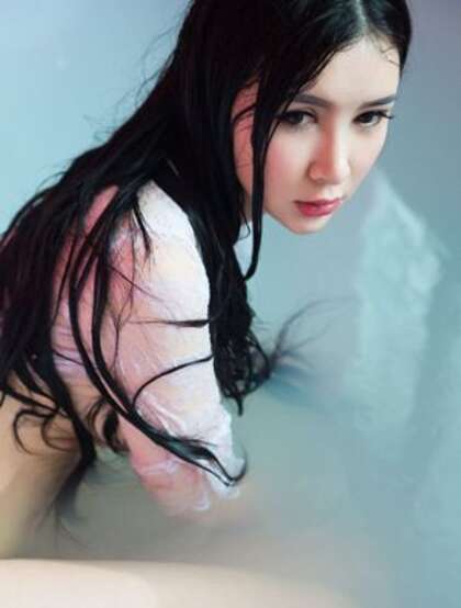 朦胧美-浴池里性感的湿身女人-美女顾欣怡写真