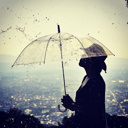 撑雨伞的人物唯美lomo意境图片1