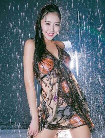 雨中裙摆-隐约可见-金多蕴雨中湿身长裙唯美写真