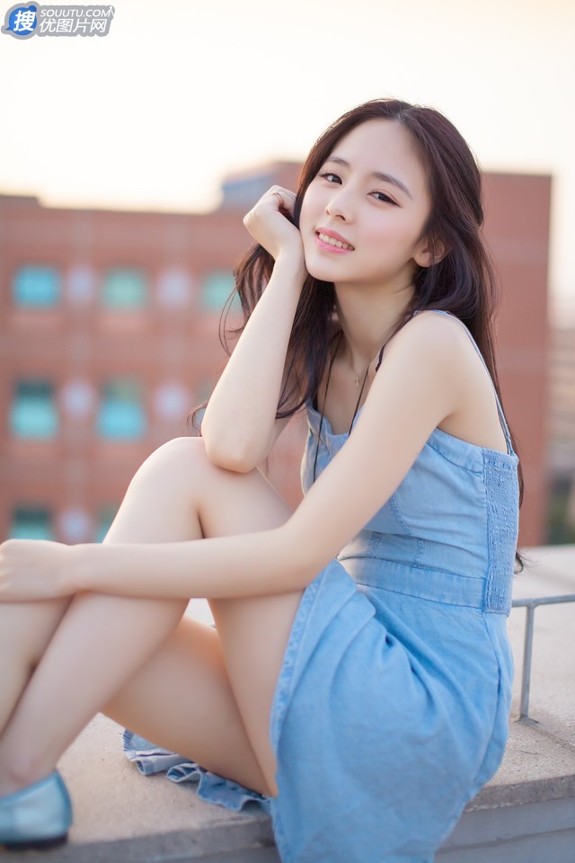 秀发如虹，秀雅绝俗-天台上的清纯轻灵美女写真图片