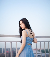 秀发如虹，秀雅绝俗-天台上的清纯轻灵美女写真组图8