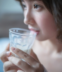 清纯短发性感亚洲女孩怀旧写真-邻家女孩初长成组图3