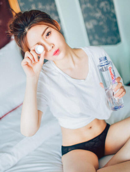 白嫩美模高溜MilkCat蕾丝内裤私房写真美图