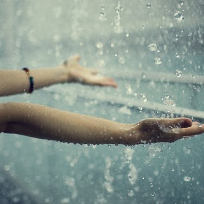 天生喜欢雨水的我 总会莫名的记住每一个下雨天