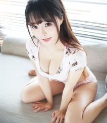 沙发上的童颜巨乳妹子 美女柳侑绮高清私房写真组图4