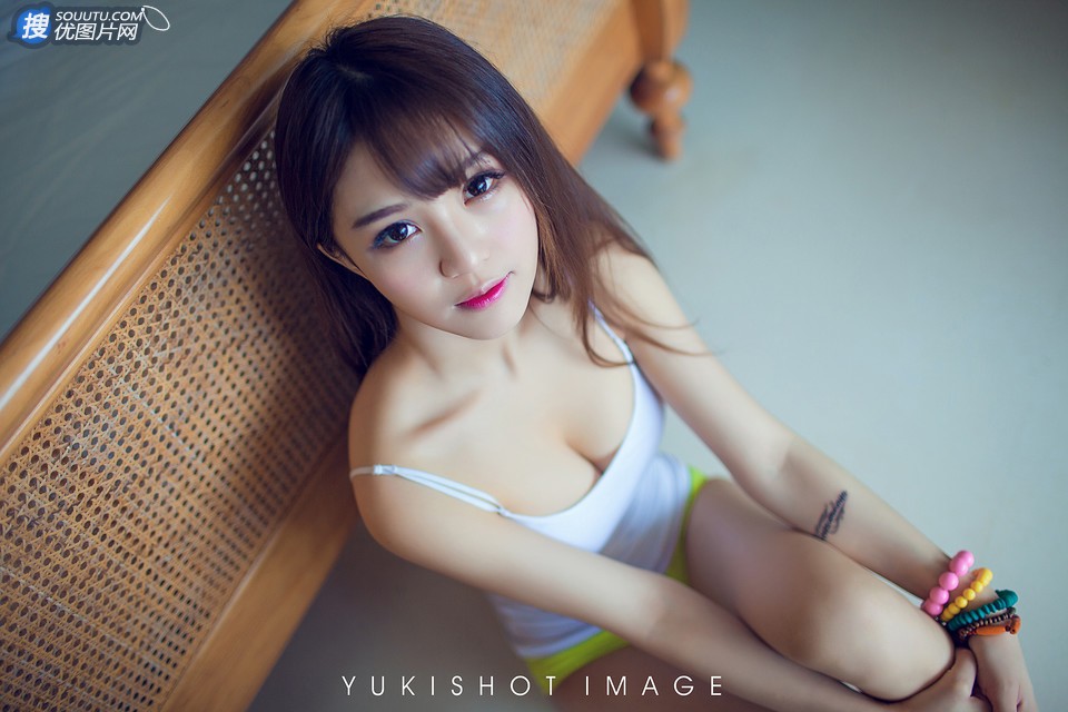 低胸小可爱内衣美少女居家写真-笑到心坎里的女孩套图7