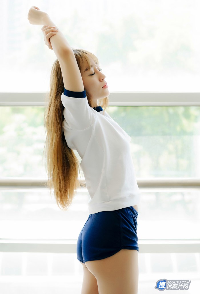 美女王雨纯学生装制服、短裤写真图片