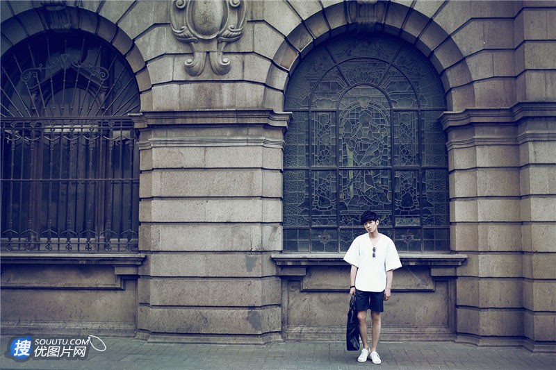 阳光气质型男张若昀休闲短裤街拍写真图片