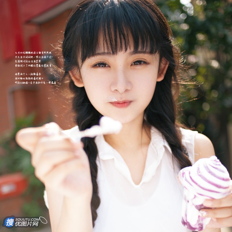 长辫子亚洲女孩夏日街拍唯美写真 西瓜冰淇淋尽享清凉图片