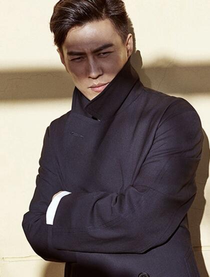 演员靳东登《服饰与美容》封面，长版大衣显型男气质