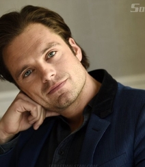 西装帅哥塞巴斯蒂安-斯坦（Sebastian Stan）写真组图1