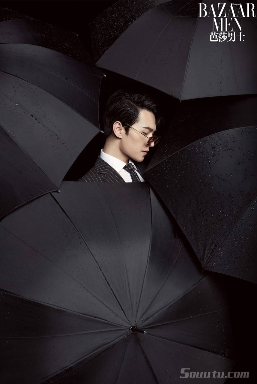 帅哥杨洋封面写真大片，手拿雨伞尽显型男魅力图片