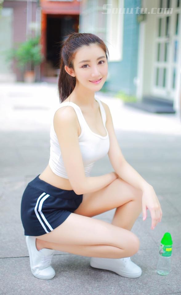 高颜值亚洲美少女 校花林沁园紧身热裤校园随拍美图图片