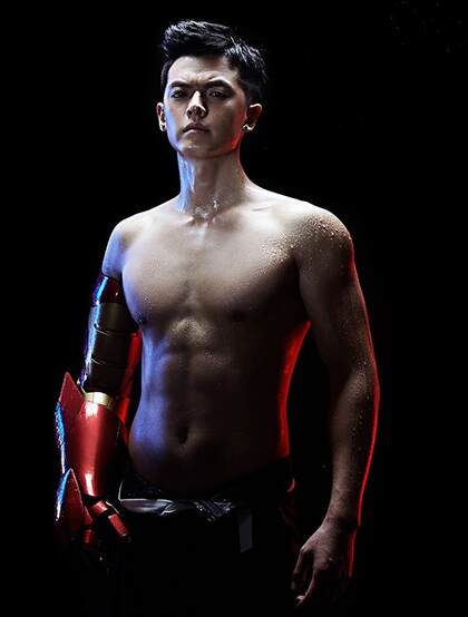 王煜露上身肌肉，右手穿钢铁侠拳套，身材健硕挺拔