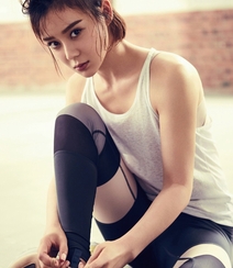 袁姗姗最新健身房锻炼写真，紧身背心长裤尽显好身材