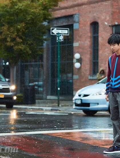 小帅哥王俊凯雨中街头拍写真，迷人眼神初显忧郁气质
