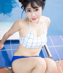 美女兜豆靓Youlina性感内衣、比基尼户外泳池写真组图3