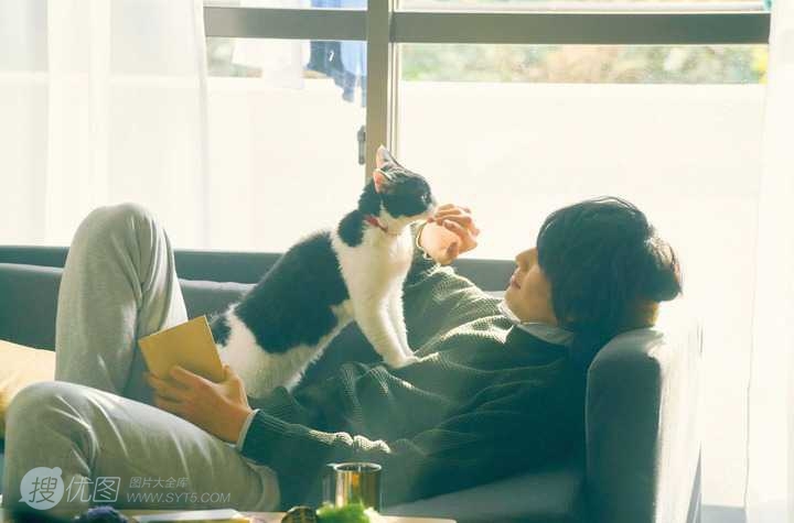 日本帅哥福士苍汰日常逗猫生活照片图片