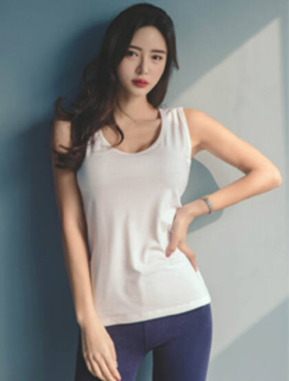 韩国模特白色背心搭配紧身长裤，修长身材完美动人