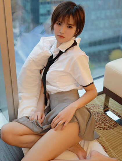 短发美少女学生制服装写真美图，清丽面容清新怡人