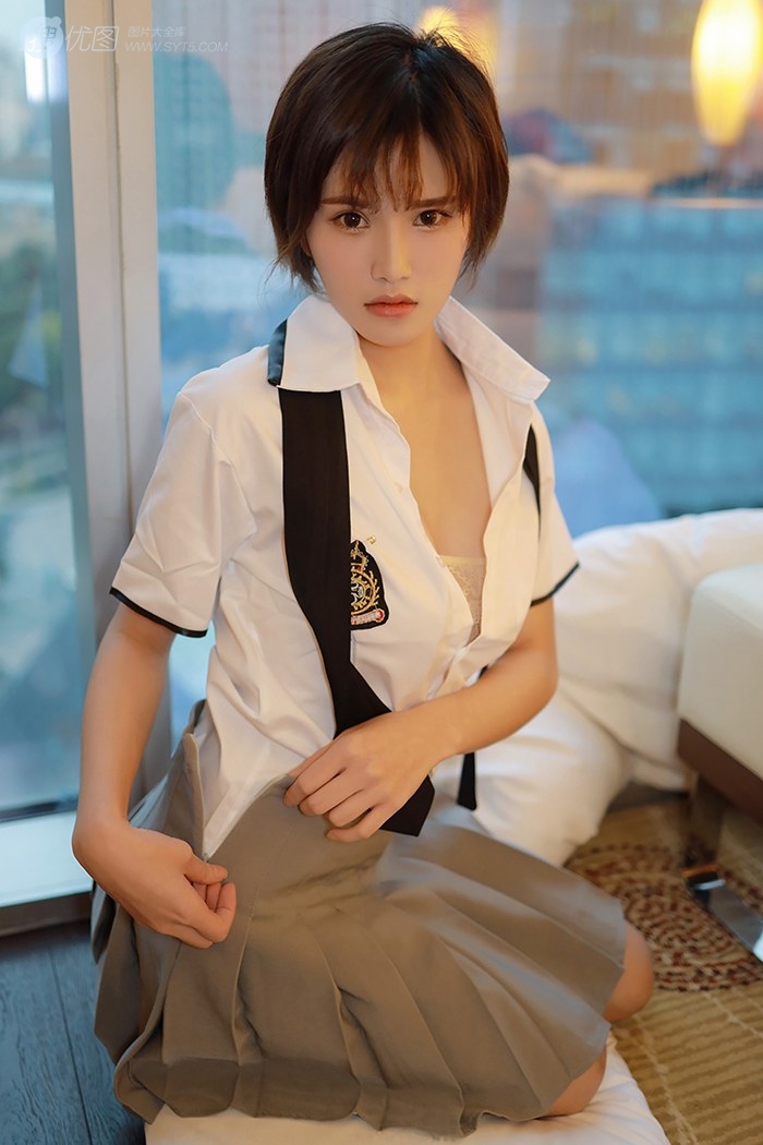 短发美少女学生制服装写真美图，清丽面容清新怡人图片