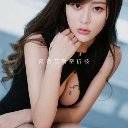 胸部纹身美女艺宁性感写真，彩色的纹身图案，犹如那心上花