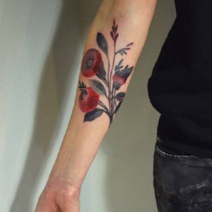小手臂上色彩鲜艳的花朵花卉纹身图案男图片