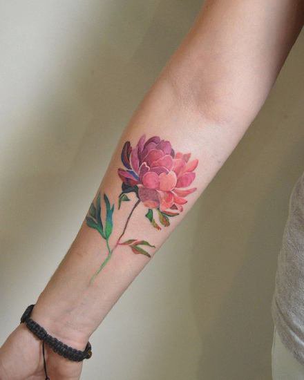 小手臂上色彩鲜艳的花朵花卉纹身图案男图片图片