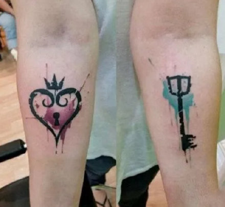 爱心情侣纹身，带有爱心的情侣配对彩色纹身图案图片