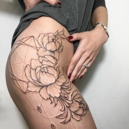 女生大腿外侧线条设计感十足的个性大图案纹身图片