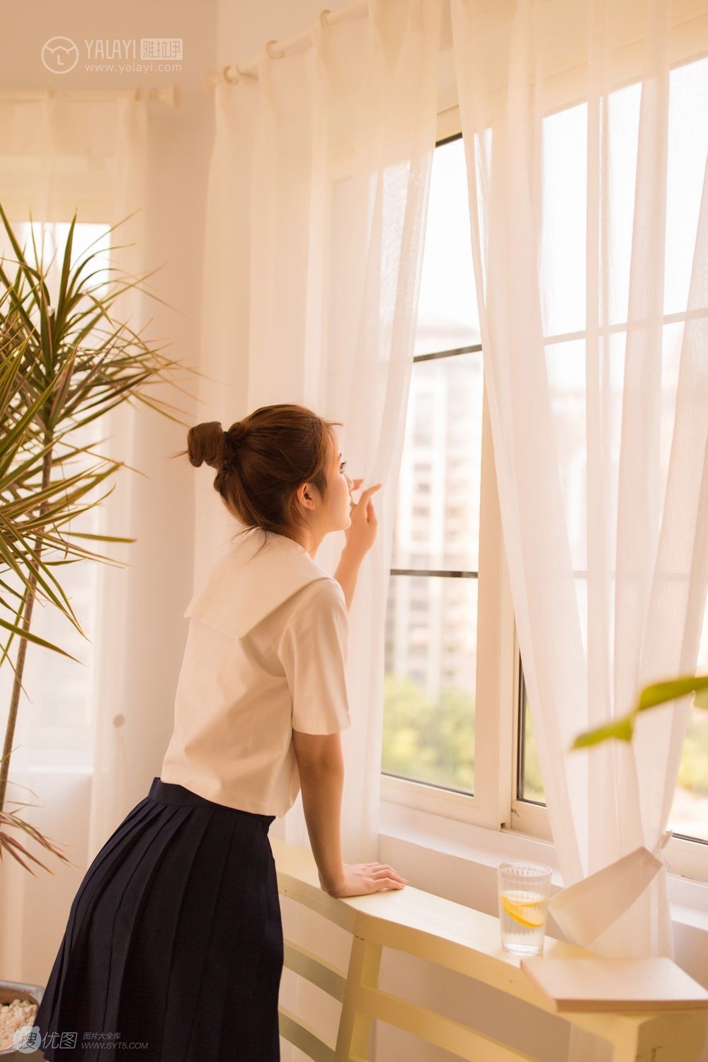 清纯学生装妹子白衫短裙唯美私房自娱自乐写真图片